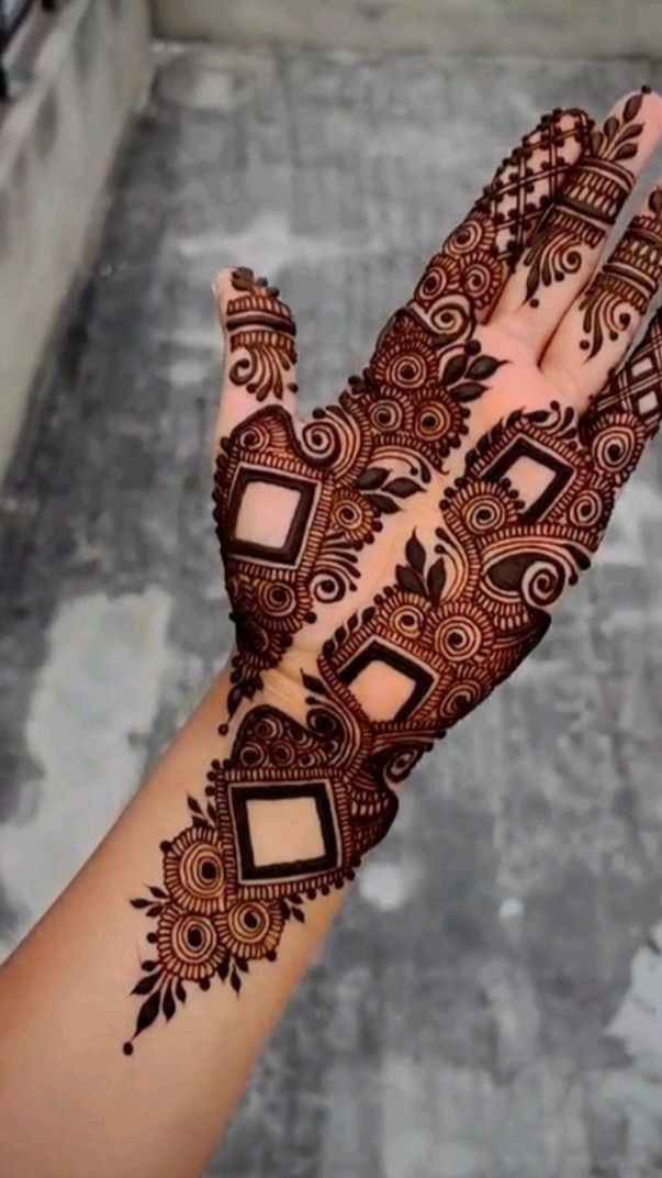 Chic and Modern Arabic Mehndi